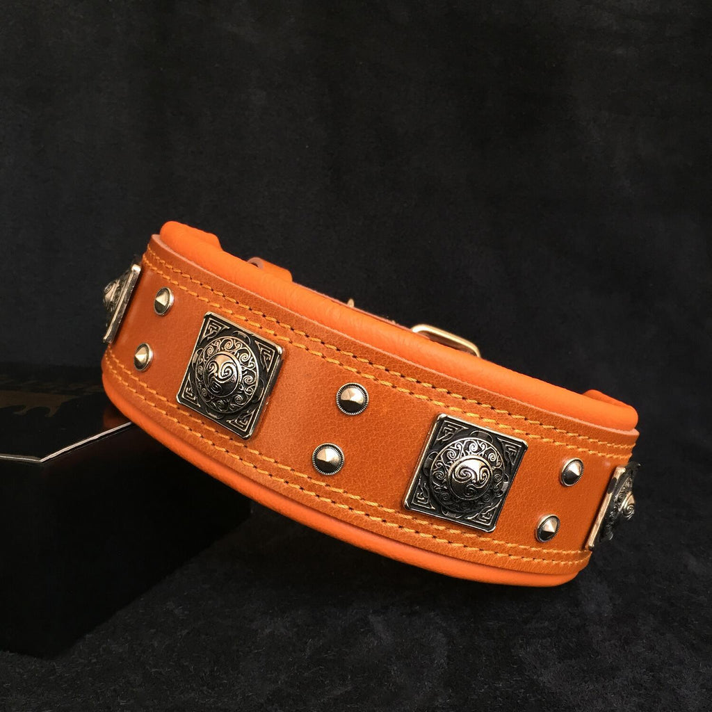 Braunes BESTIA Eros Lederhalsband mit orangefarbener Polsterung und verzierten silberfarbenen Metallelementen, schräge Vorderansicht.