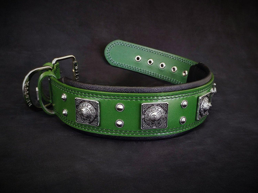 BESTIA Eros Halsband in Grün mit silberfarbenen Ziernieten, Schnalle und verstellbarem Lederriemen.