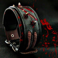 Dunkles Haunted-Lederhalsband mit roten Kratzspuren-Motiven, Ziernähten und metallfarbenen Spikes auf schwarzem Hintergrund