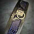 BESTIA Indigo Lederhalsband mit blau-schwarzem Schuppenmuster, Ziernähten und silberfarbenem Metallring.