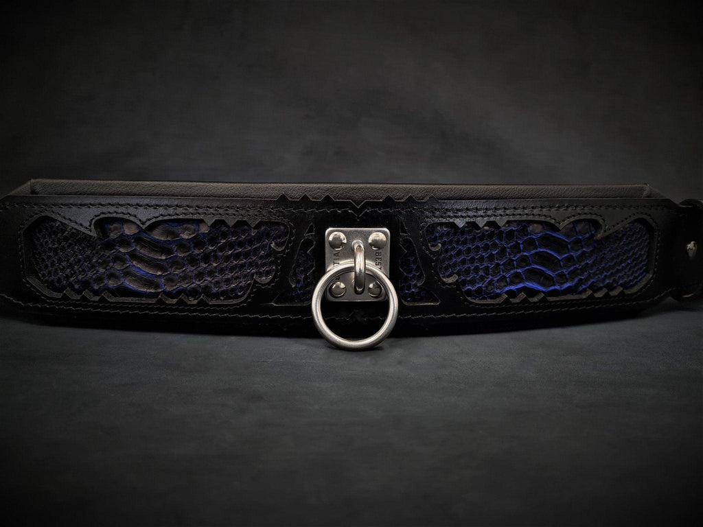 BESTIA Indigo Lederhalsband in der Vorderansicht mit blau-schwarzem Muster und mittigem Metallring.