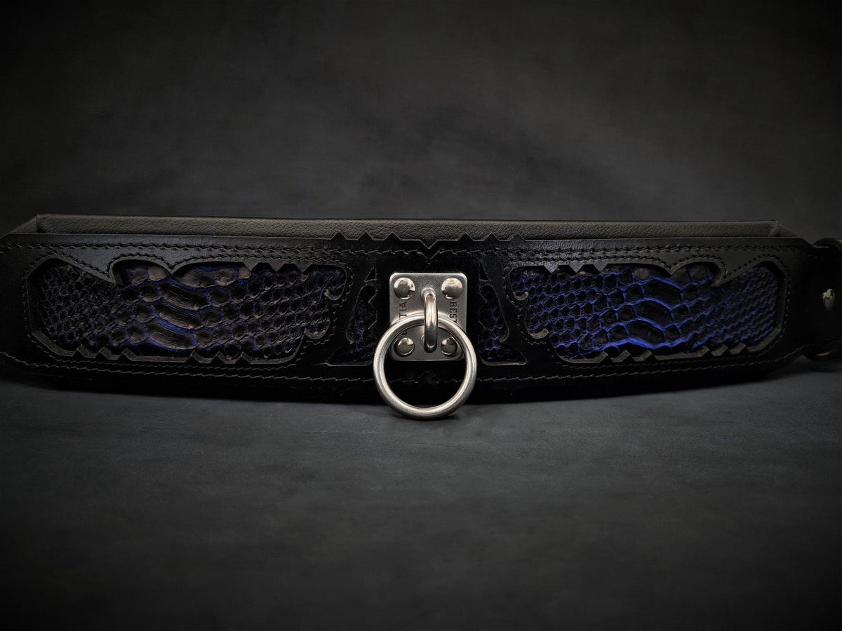 BESTIA Indigo Lederhalsband in der Vorderansicht mit blau-schwarzem Muster und mittigem Metallring.