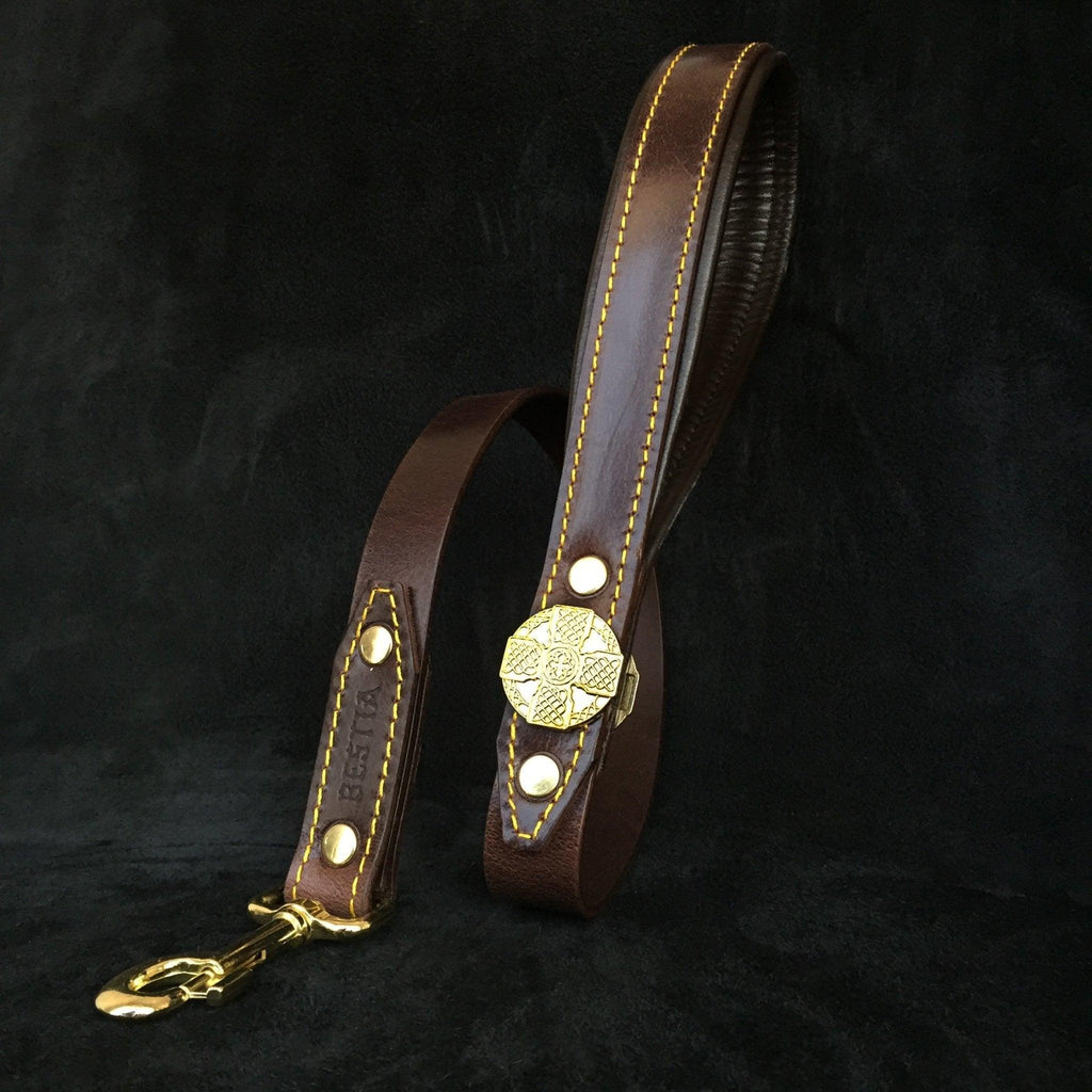 Braune Maximus-Lederleine mit gepolsterter Handschlaufe, goldfarbener Zierscheibe, Karabiner und gelben Nähten