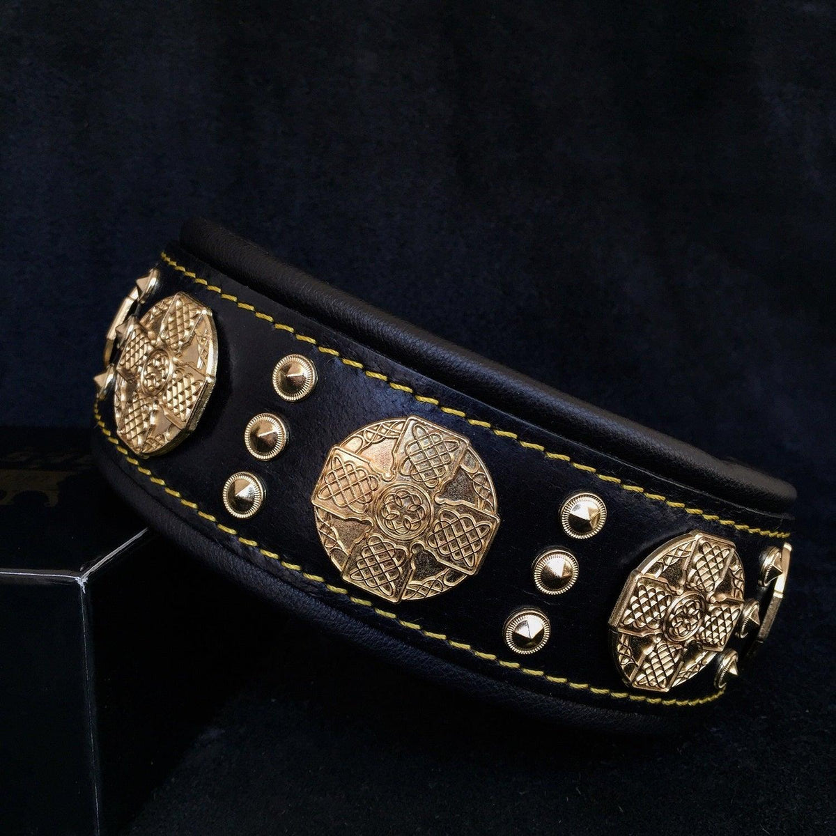 Schwarzes BESTIA Maximus Lederhalsband mit grossen goldfarbenen Ziernieten, kleinen Rundnieten und schwarzer Polsterung.