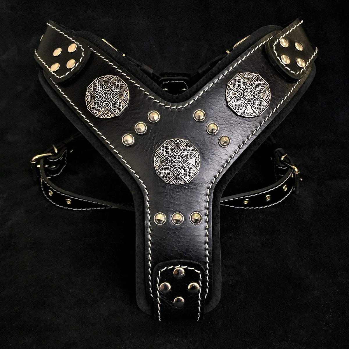 Schwarzes Maximus-Silver-Ledergeschirr mit drei silberfarbenen Zierscheiben, Nieten und weissen Nähten