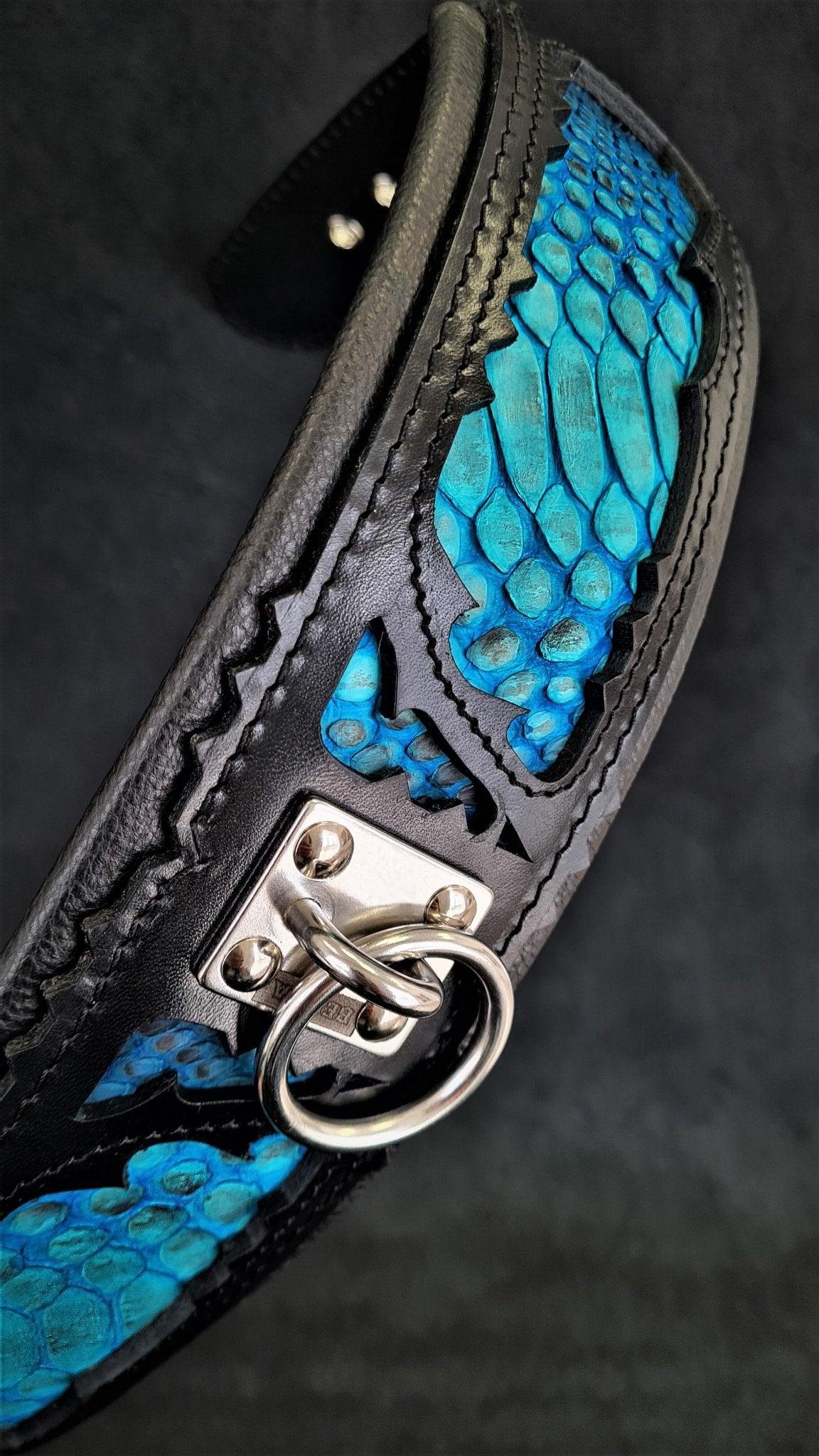 BESTIA Morelia Python Halsband in schräger Nahaufnahme mit schwarzem Leder, blauem Pythonmuster und silberfarbenem Leinenring.