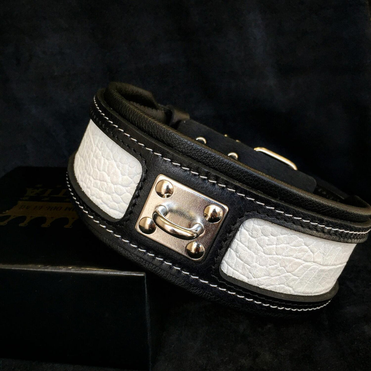 BESTIA Lederhalsband Reptile – M bis XXL, weiss
