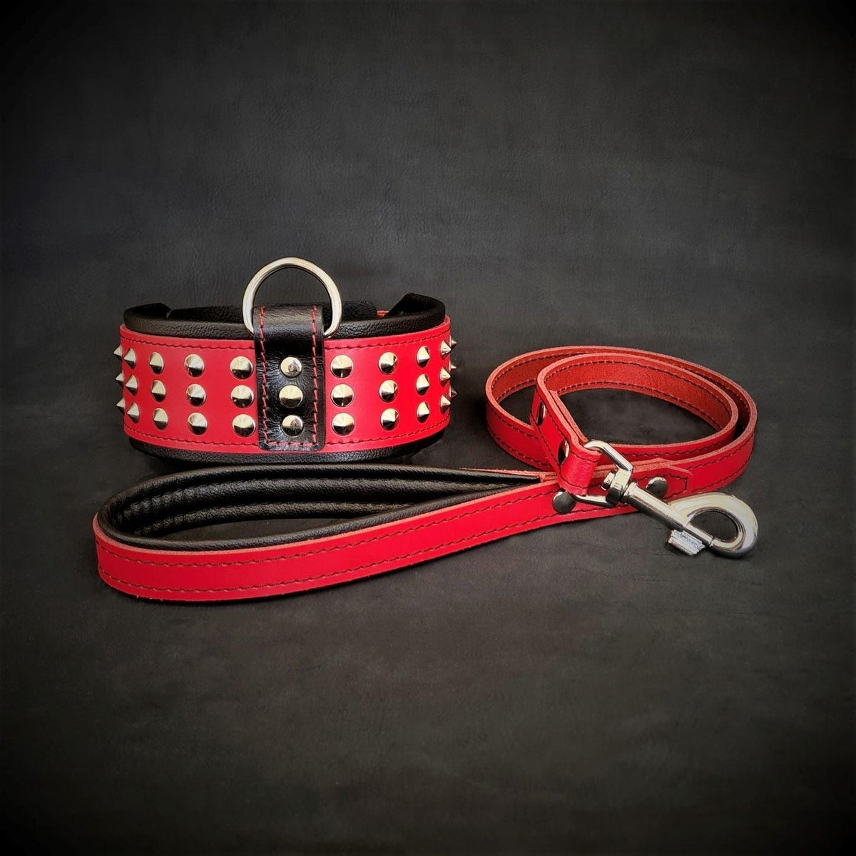 Rotes Star-Lederset aus Halsband mit silberfarbenen Nieten und passender Leine mit schwarzer Polsterung und Metallkarabiner