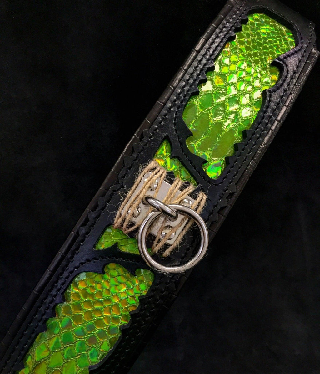 Schwarzes BESTIA Venom Lederhalsband mit grünem Schlangenprint, verzierten Lederrändern und silberfarbenem Ring, schräge Nahaufnahme.